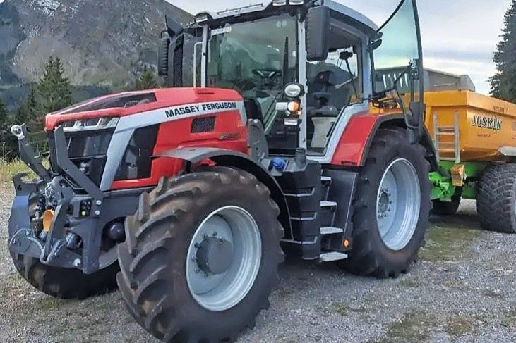 Op deze foto is vermoedelijk een prototype van een nieuwe Massey Ferguson 7S-serie te zien. De trekker is uitgerust met een cabine die we kennen van de 8S- en 9S-serie. Foto: Profi