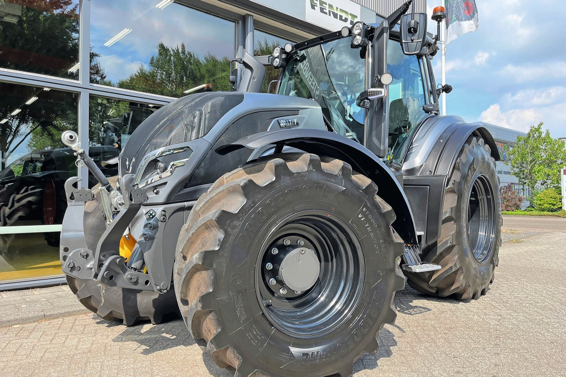 Fendt-dealer Steenbergen Mechanisatie in Numansdorp is vanaf 29 januari ook officieel dealer van Valtra. Foto: Mechan