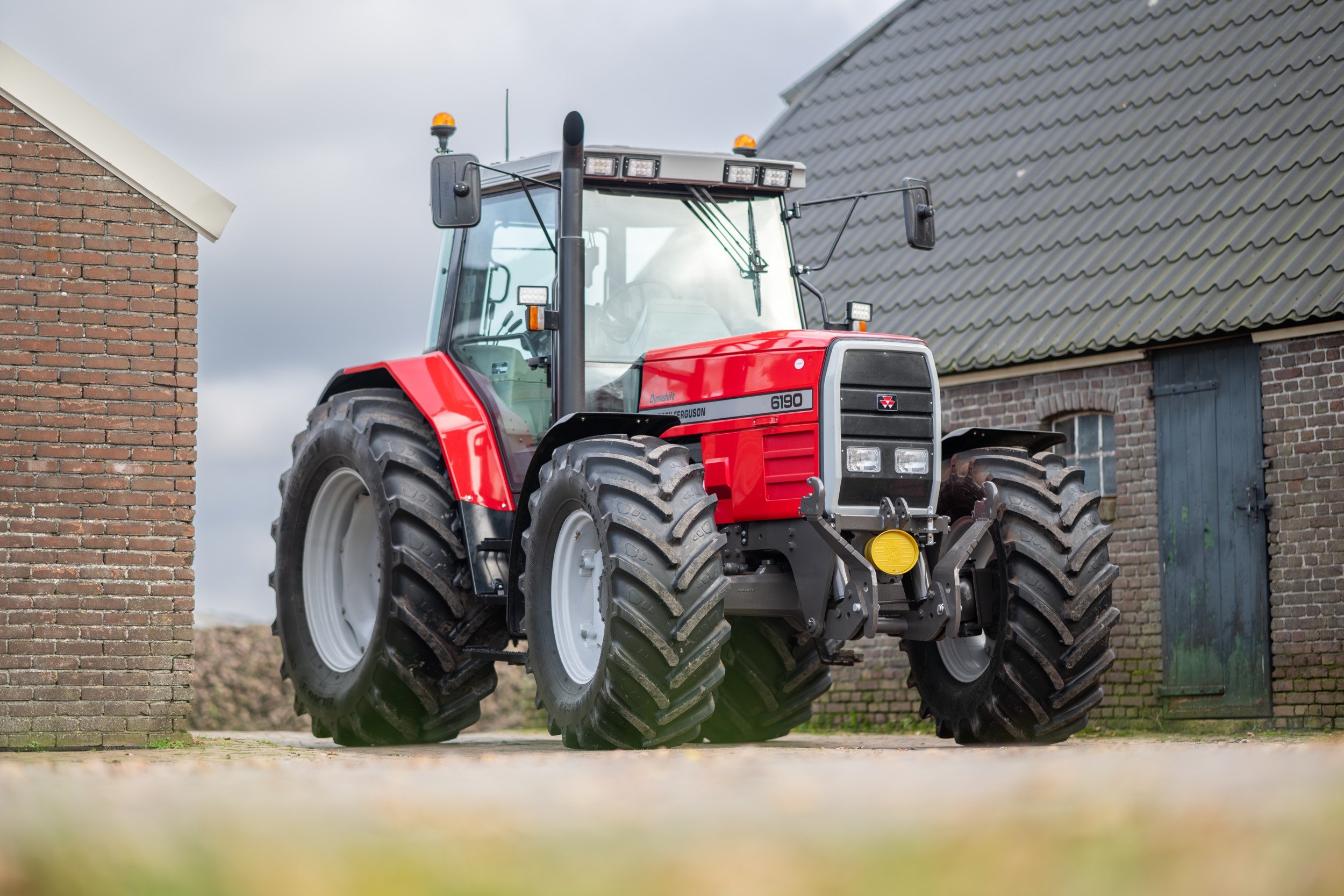 De 6100-serie was bij Massey Ferguson in productie van 1995 tot en met 1999. De Massey Ferguson 6190 met 130 pk vulde in 1997 het programma aan. De basis van de 6100-serie is de 3000-serie uit 1986.