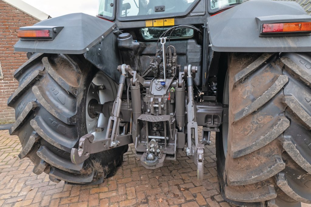 Al in 1986 stapte MF met de 3000-serie af van de topstangregeling. Elektronische hefinrichting met externe cilinders werd standaard. Brandstof tanken verhuisde naar de achterkant van de cabine. De hydrauliekventielen zitten achterop, je bedient ze met bowdenkabels.