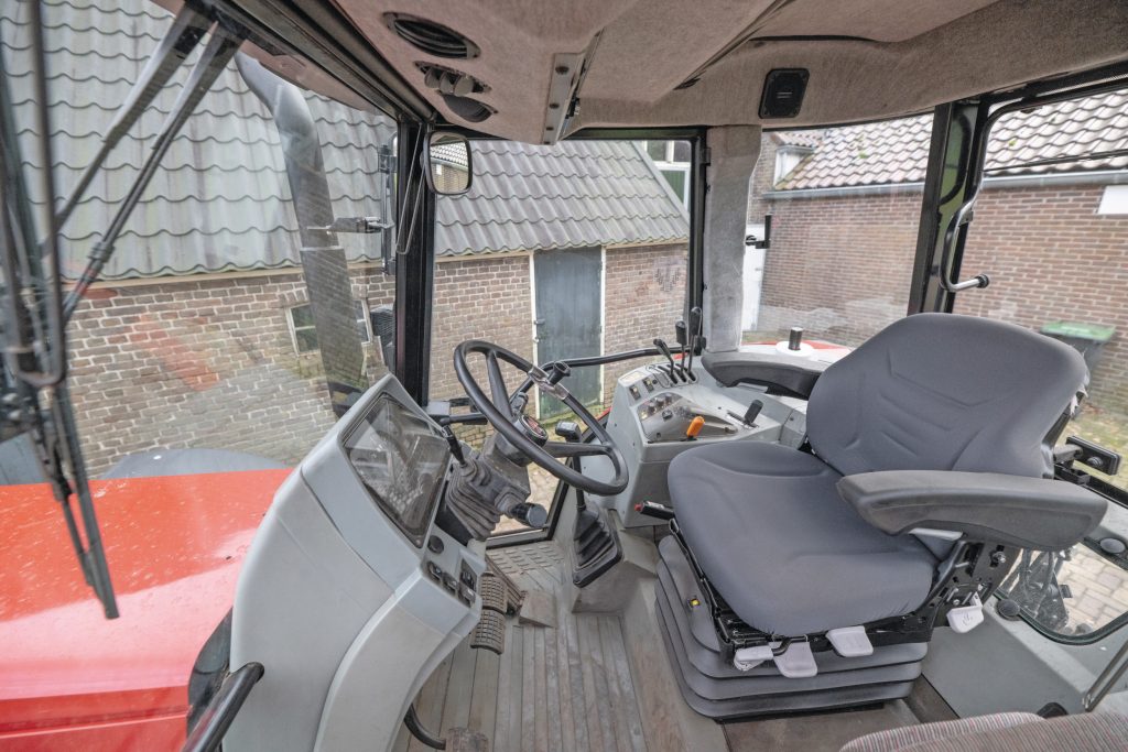 Over de cabine valt voor een ruim 25 jaar oude trekker niks te klagen. Oostenbrink ervaart de zitpositie zelfs wat ruimer dan bij zijn vier jaar oude 6715S: de stoel kan bij de 6190 verder naar achteren.