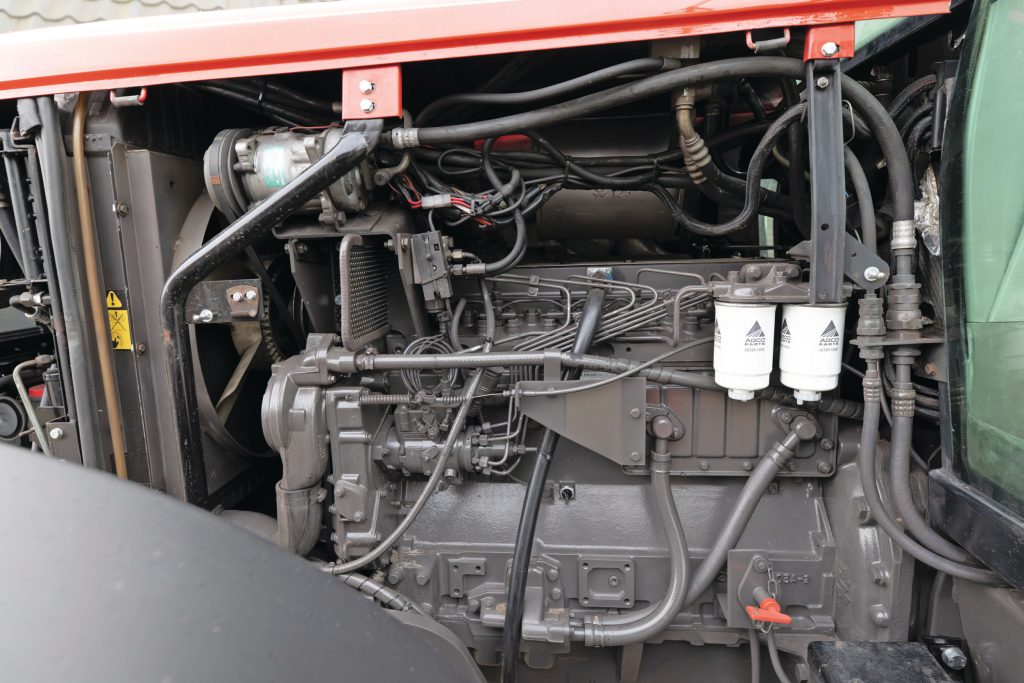 De motor is de 6 liter Perkins 1006-6 met turbo. Met Quadram-inspuittechniek in 1999 nog een betrekkelijk recent ontworpen motor, die de vervanger was geworden van de 5,8 liter 6.354-motoren. Van die 6.354-motoren heeft Perkins er tienduizenden geproduceerd.