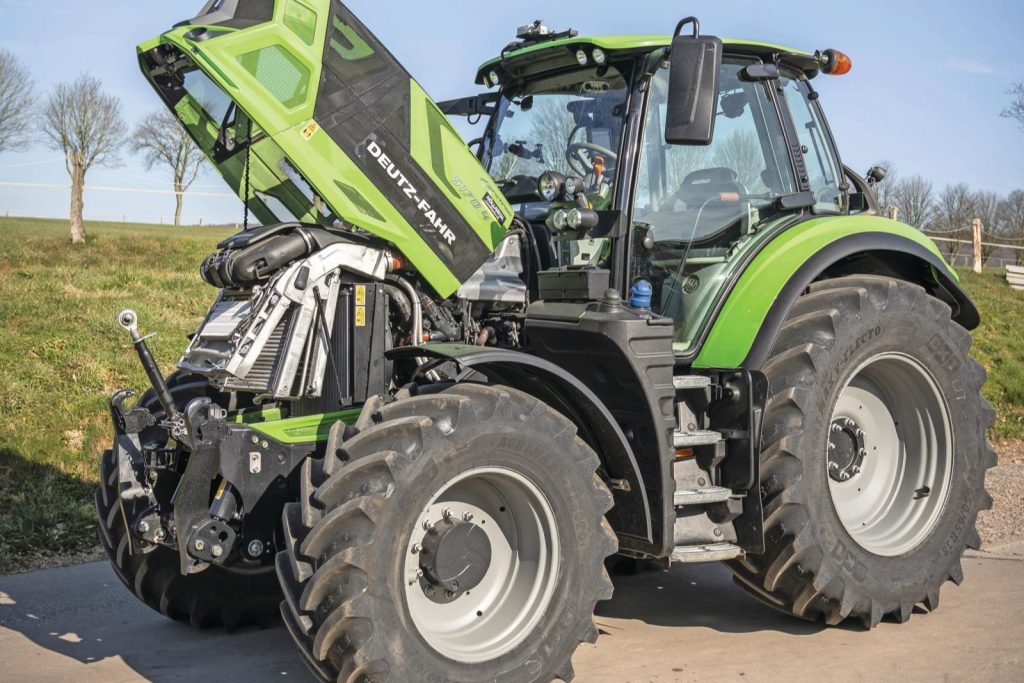 De viercilinder weegt 7.330 kilo. Met een totaal toegestaan gewicht van 11,5 ton blijft een laadvermogen over van 4.170 kilo. De trekker heeft een relatief korte wielbasis (254 centimeter) en is lekker wendbaar.