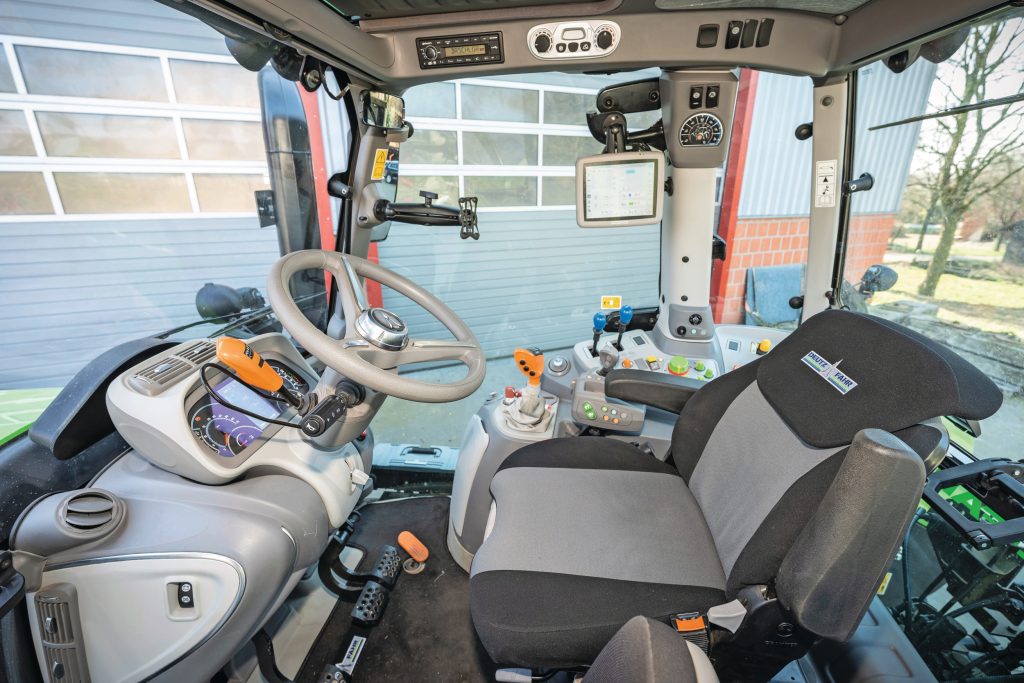 Het basisframe van de Agrotron-cabine is dit jaar dertig jaar oud. Hoewel de cabine in de loop der jaren continu is doorontwikkeld, zijn zes cabinestijlen - en net zo goed de gemeten 73,7 dB(A) onder belasting - niet meer van deze tijd.