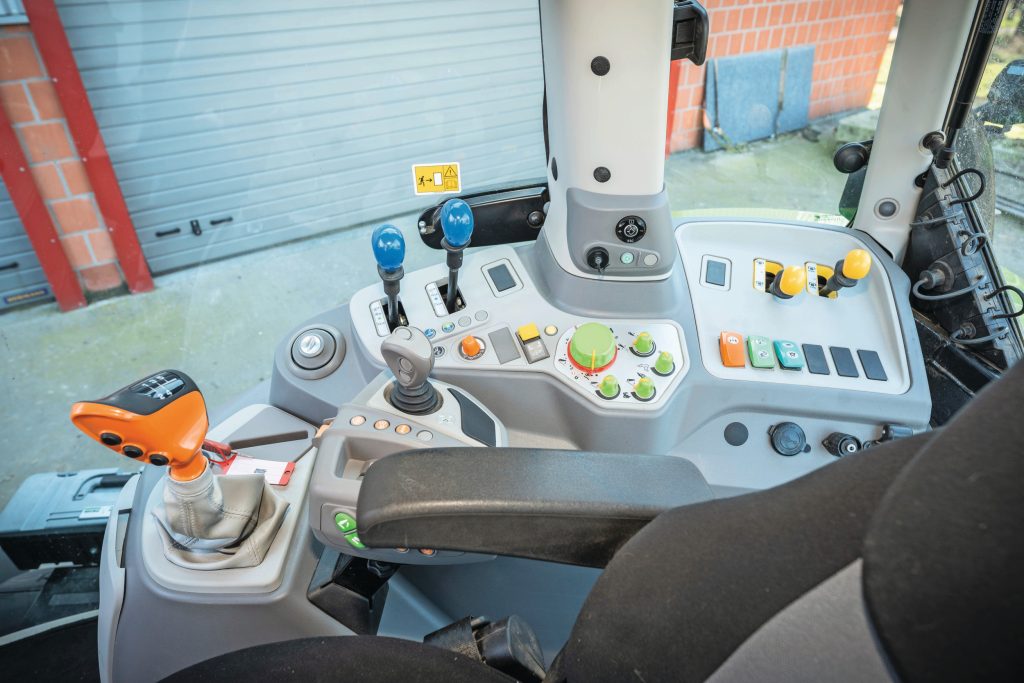 De 'zijsatelliet' die aan de zijconsole vastzit kun je naar voren en achteren verstellen. De knopjes aan de zijkant zijn vanaf de zitpositie echter niet goed te zien.