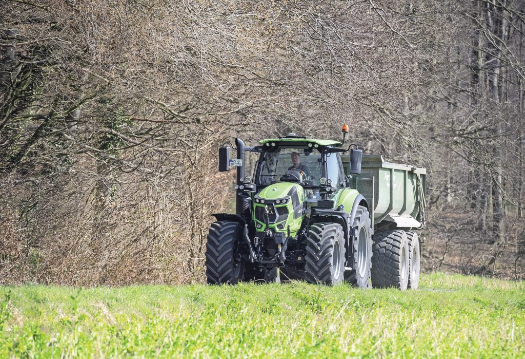 De 6170.4 is met 163 pk de sterkste viercilinder van Deutz-Fahr. De trekker heeft een kenmerkende korte wielbasis met een bijhorende korte draaicirkel. Toch is rijcomfort prima in orde, vooral vanwege de cabinevering.