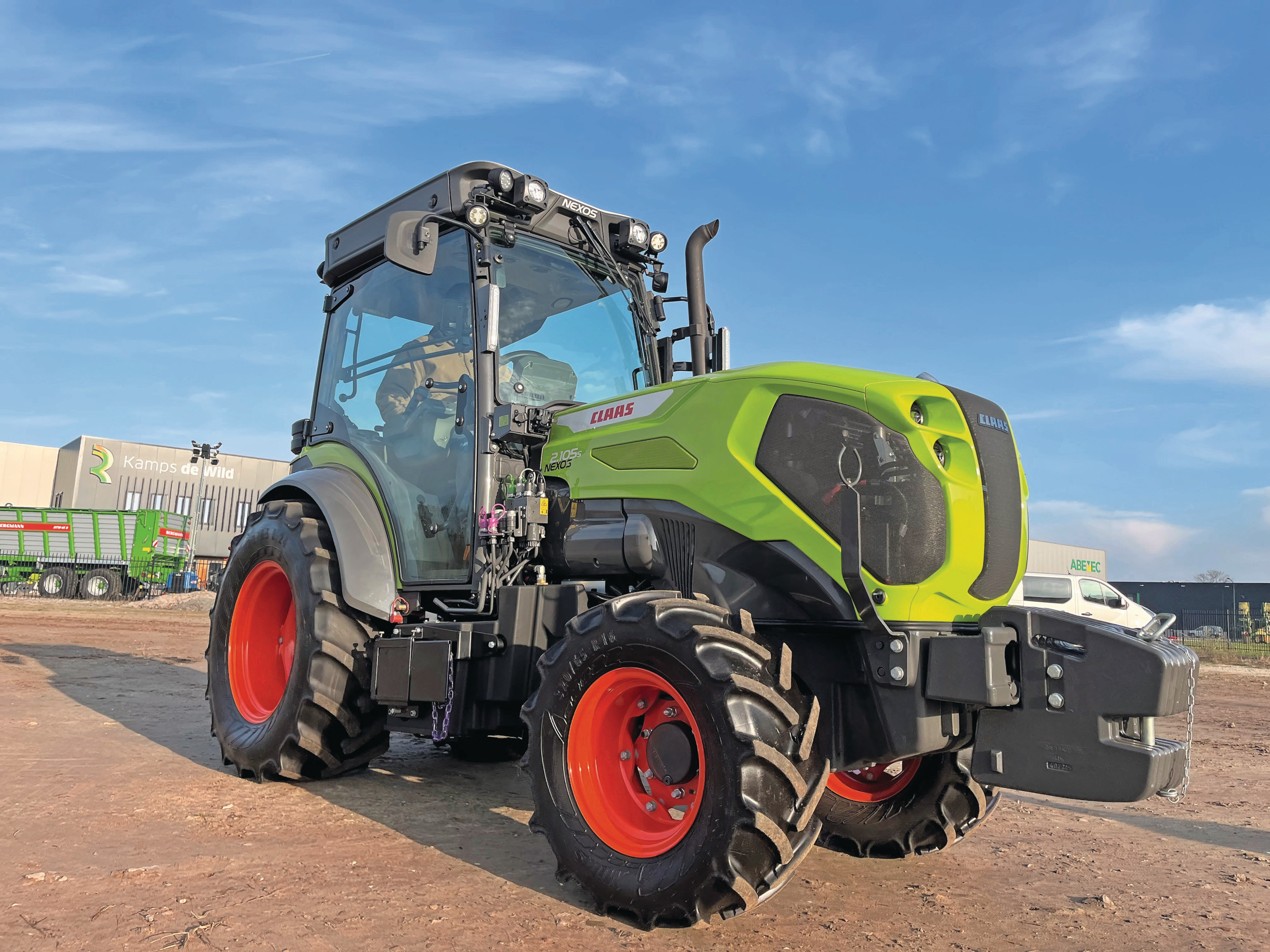 De nieuwe versie van de Claas Nexos, de Nexos 2 Cmatic, wordt gebouwd in het Italiaanse Rovigo, in de fabriek van Carraro Agritalia. De Italiaanse invloeden komen ook terug in de transmissie van de smalspoortrekker. Foto's: Lars Verhage