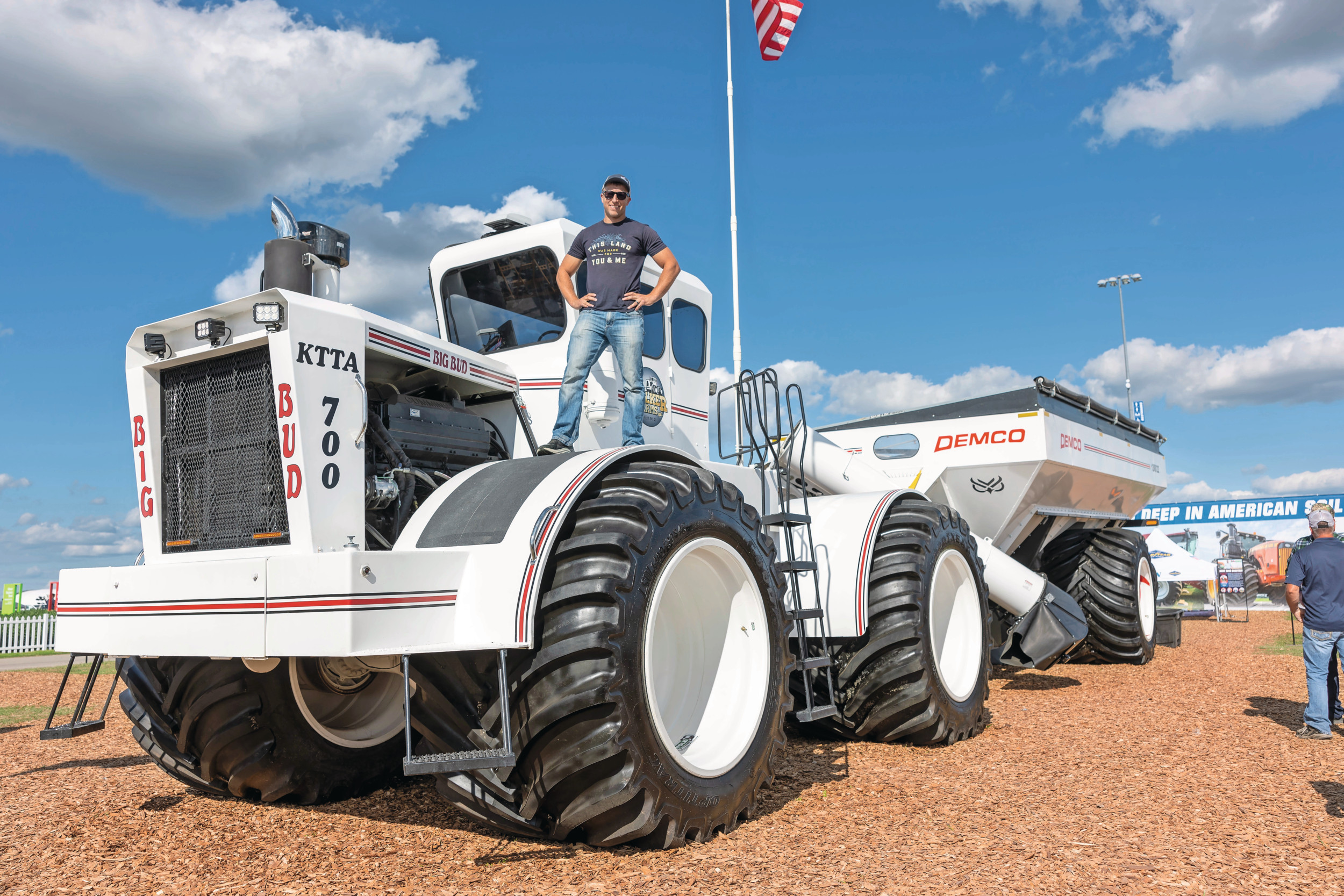 De Welker-broers presenteerden de Big Bud KTTA 700 op de Farm Progress Show in de Amerikaanse staat Illinois. Nick Welker poseert vol trots op de megatrekker die hij met zijn broer Scott bouwde. Foto’s: Mark Pasveer