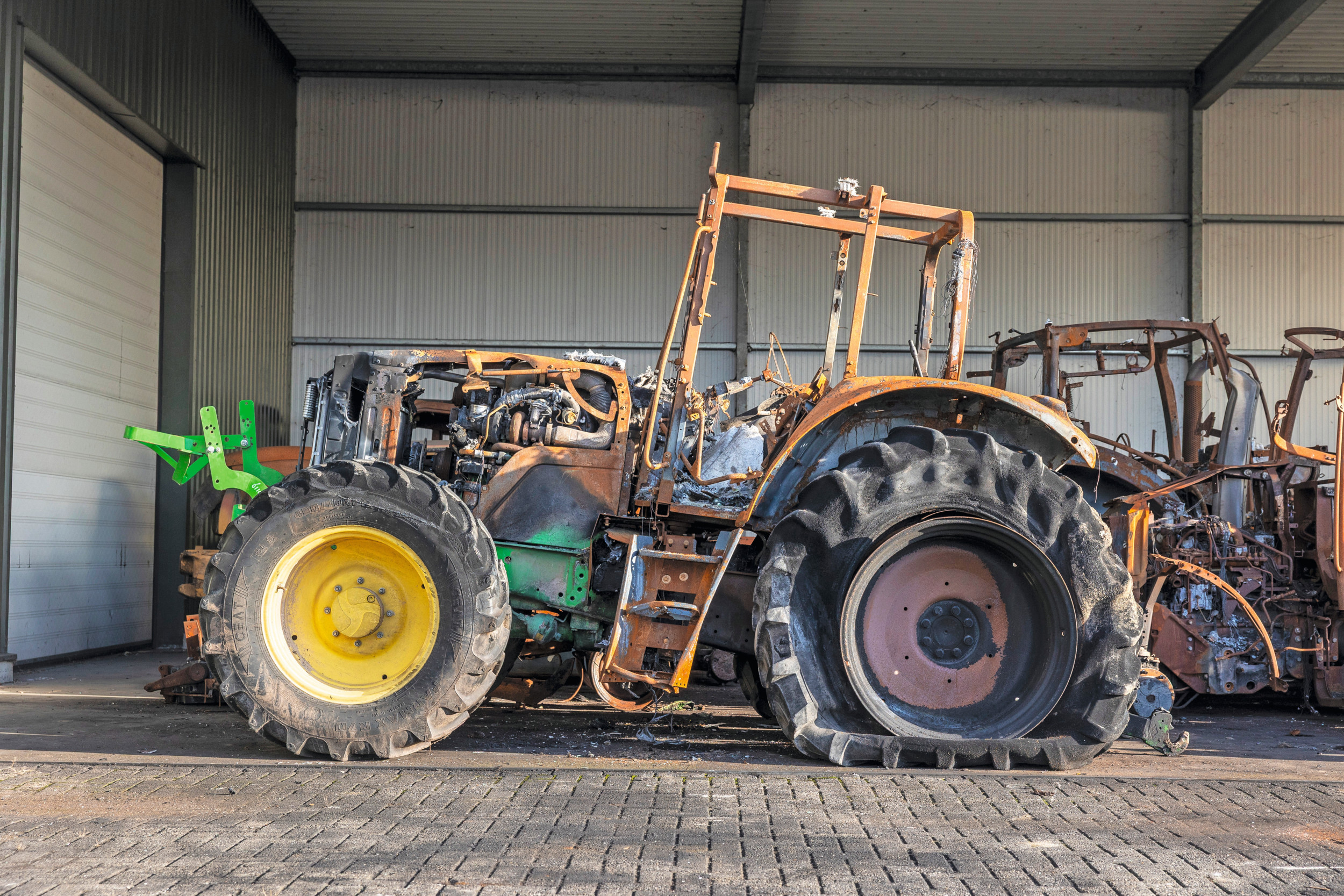 Een uitgebrande trekker is de nachtmerrie van iedere boer en loonwerker. Er zijn manieren om de kans op brand aanzienlijk te verkleinen. Lees de 5 tips om risico op trekkerbrand te verkleinen onderaan dit artikel. Foto: Herbert Wiggerman