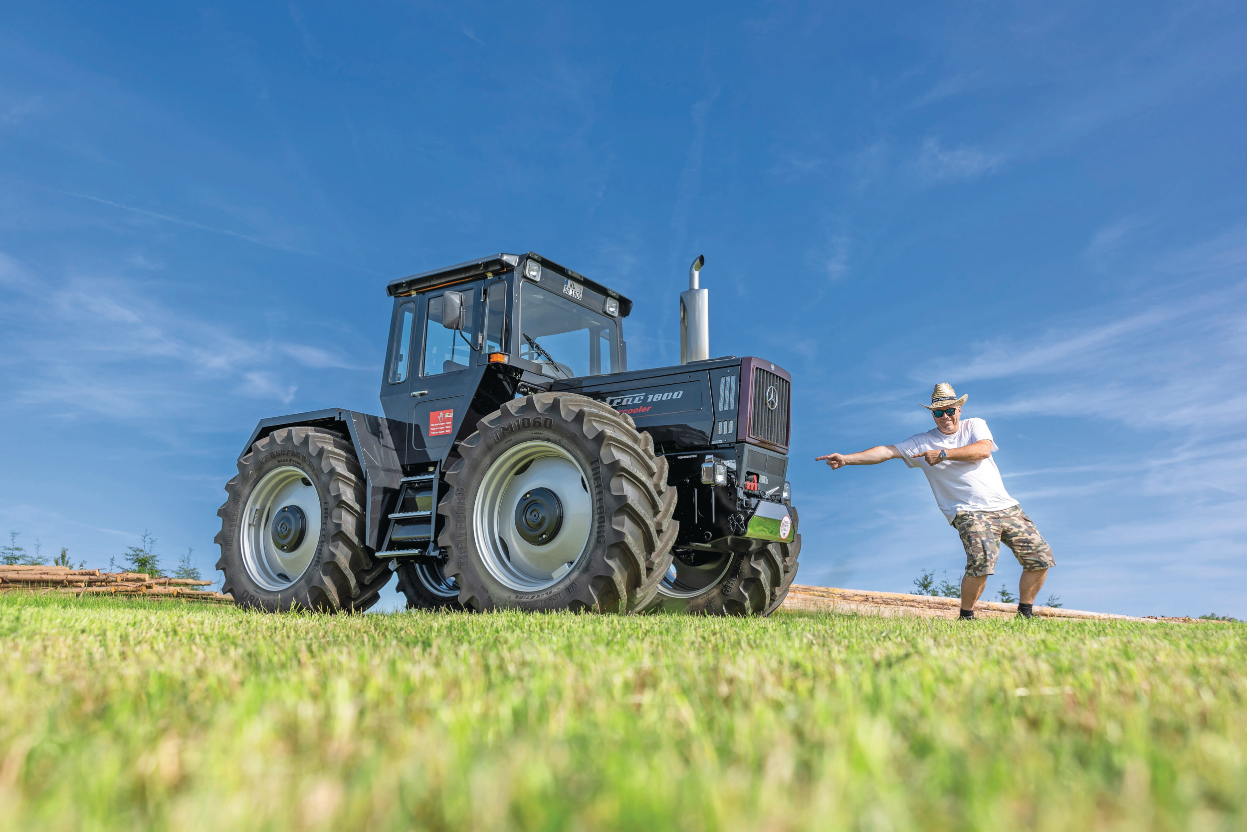 “Het is een plezier om deze Black Beauty te tonen”, zegt MB Trac-enthousiasteling Sven Schull. De Hamburgse zakenman bouwde een replica van de laatst geproduceerde MB Trac 1800 die in 1991 door de fabriek in Gaggenau in het zwart werd uitgevoerd. Foto’s: Mark Pasveer