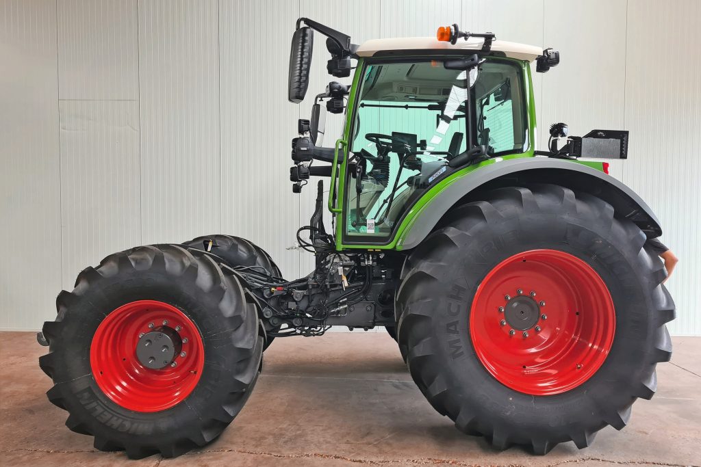 Dit is een Fendt 620 Vario waar de dieselmotor, brandstoftank en emissietechniek vanaf zijn gehaald. Qua bediening, opties en mogelijkheden zal de E600 gelijk zijn aan een normale 600 Vario.