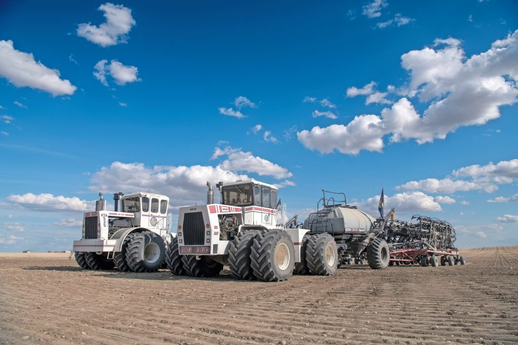 Welker Farms in Shelby, Montana, teelt granen, bonen en linzen. Welker is bekend van het Youtube-kanaal dat zoon Nick zo’n tien jaar terug startte. Het trekkerpark bestaat uit Big Buds, waarvan de eerste nog is aangeschaft door de opa van Nick.