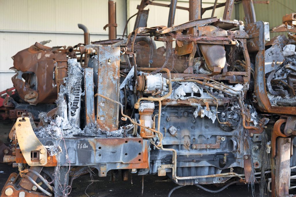 Een compleet uitgebrande trekker, volledig onherkenbaar. Ook van de motorruimte is weinig meer over. Foto: Herbert Wiggerman