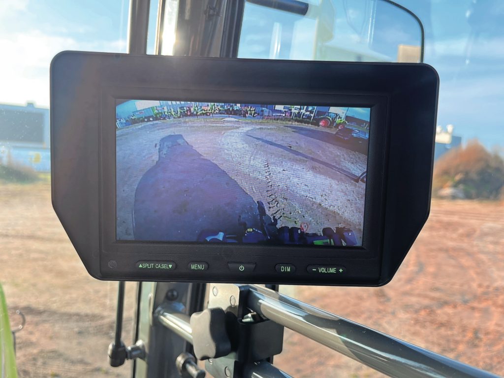 Door een camerascherm in de cabine hoeft de chauffeur niet onnodig veel achterom te kijken. Het scherm is duidelijk, evenals het zicht van de camera.