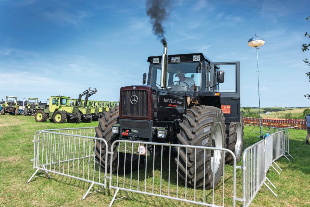 Sven Schull (51) is MB Trac-fan in hart en nieren. Hij bezit meerdere MB Tracs, maar is vooral bekend om zijn unieke replica van de laatste MB Trac 1800. Het is de enige Trac die achter een hekje staat op de show in de Duitse Eifel; een koninklijke verschijning tussen overwegend groene MB Tracs.