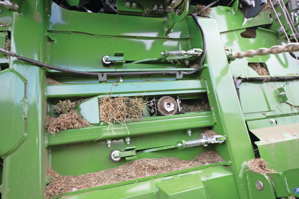 Resten hooi, stro en/of stof die in een pers achterblijven zijn gevaarlijk. Bij hoge temperaturen is dit materiaal zeer brandgevoelig. Foto: Michel Velderman