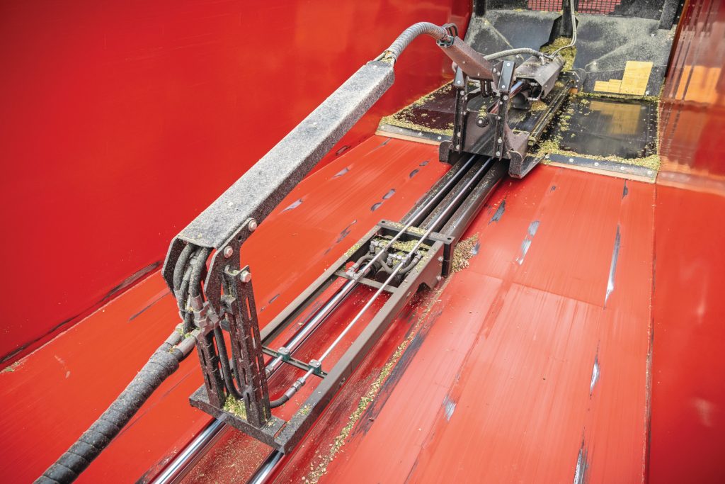 In plaats van het scharende principe van de hydrauliekleidingen van voorheen lopen de leidingen nu vlak over de cilinders heen. Twee hydrauliekcilinders bedienen het eerste deel van het schuifsysteem.