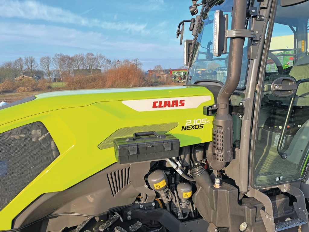 Een gereedschapskist kun je op een handige plaats naast de motorkap opbergen. De dieseltank is onder de instap gemonteerd voor meer bescherming en een betere gewichtsverdeling.