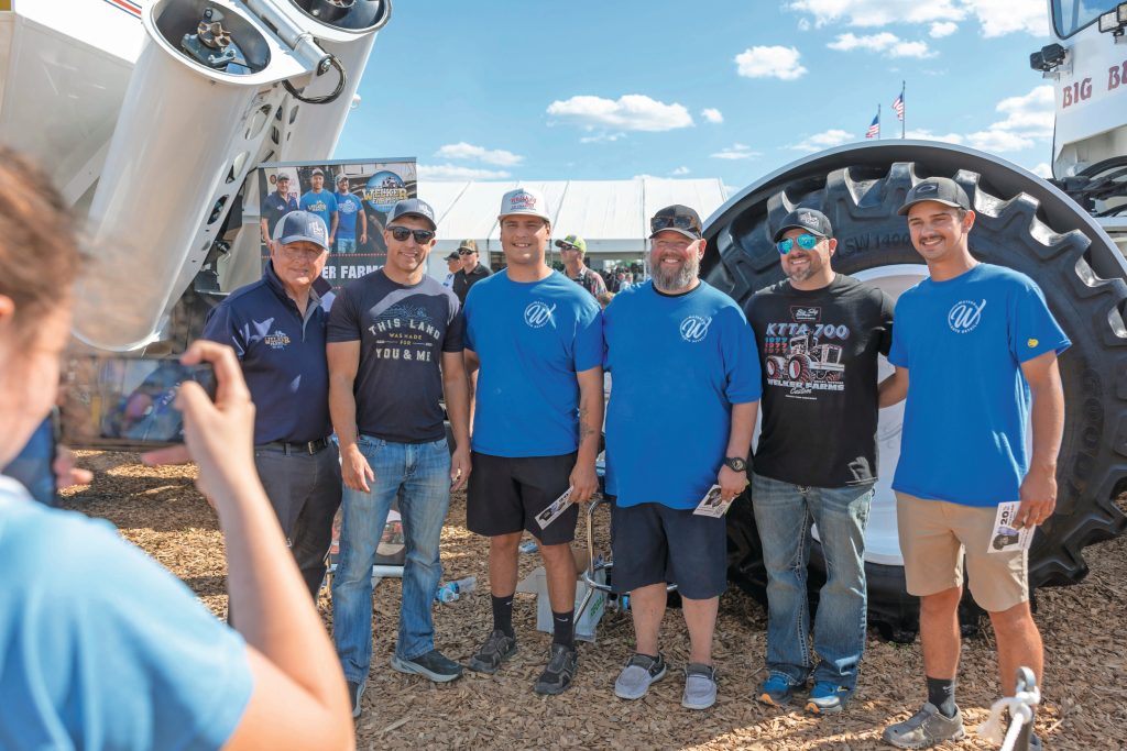 Populair op Youtube betekent ook dat je de schare fans aandacht moet geven. De Welkers doen dat met veel geduld en passie.