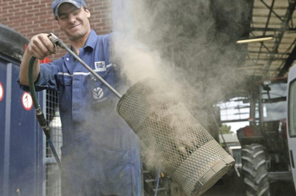 Het uitblazen van een luchtfilter moet elke dag gedaan worden in de zomer. Hiermee blijft de motor zijn koeling houden, en is de kans op een oververhitte motor aanzienlijk kleiner. Foto: Mark Pasveer