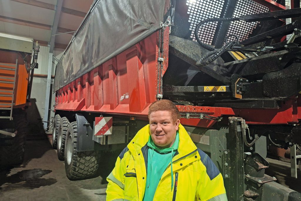 Wouter Puttemans vindt dat zijn keuze voor de Krampe Rambody 900 goed heeft uitgepakt. “De wagen is eenvoudig via Isobus te bedienen, het afdeksysteem werkt fijn en de wegligging is fantastisch.” Foto: Wouter Puttemans