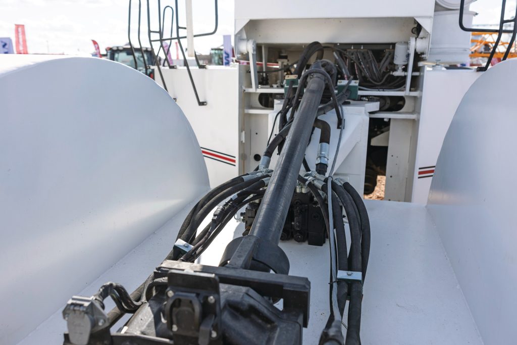 De eerste Big Bud met een mechanische aftakas, een huzarenstukje. Om de kracht naar achteren te leiden, was een bijzonder stukje vakmanschap nodig.