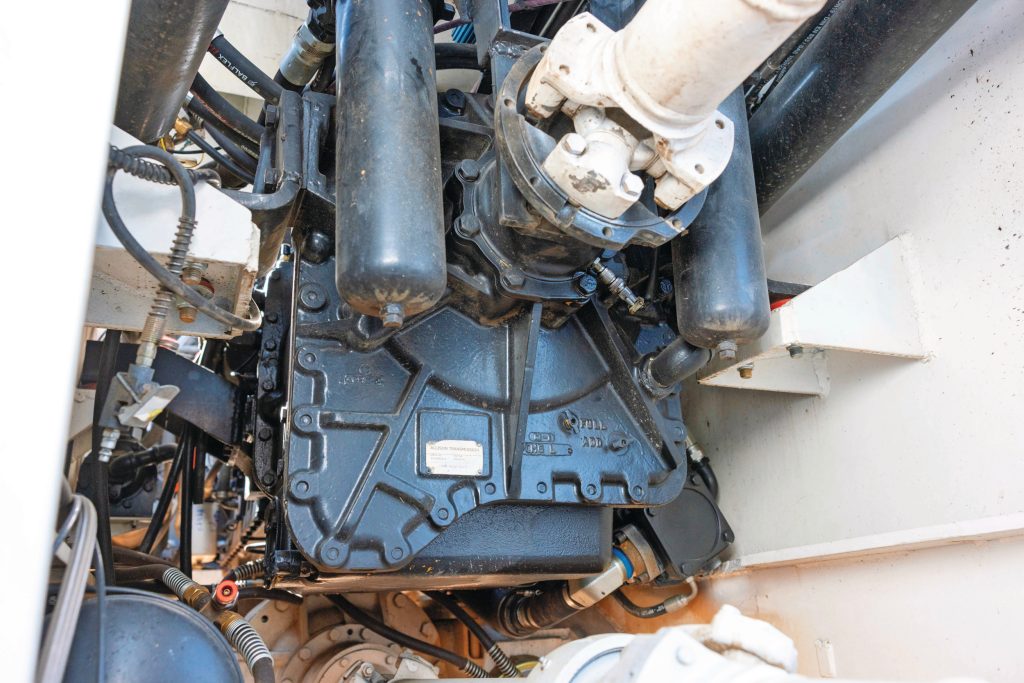 De powershifttransmissie van Allison heeft zes versnellingen, waarbij de zesde functioneert als overdrive. Oorspronkelijk zat in het model Big Bud 450 een Fuller-transmissie.