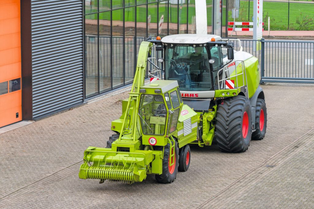 Een contrast en vijftig jaar verschil: de huidige Claas Jaguar beschikt over tien keer zoveel pk’s en acht keer zoveel werkbreedte.