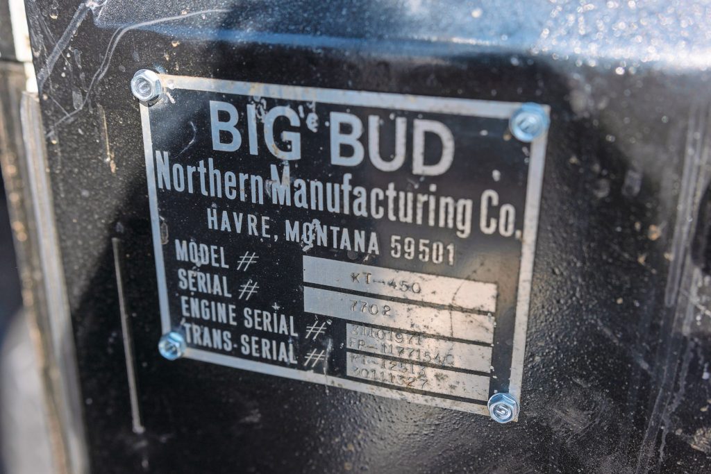 Het oorspronkelijke typeplaatje van de Big Bud 450 siert de deur.