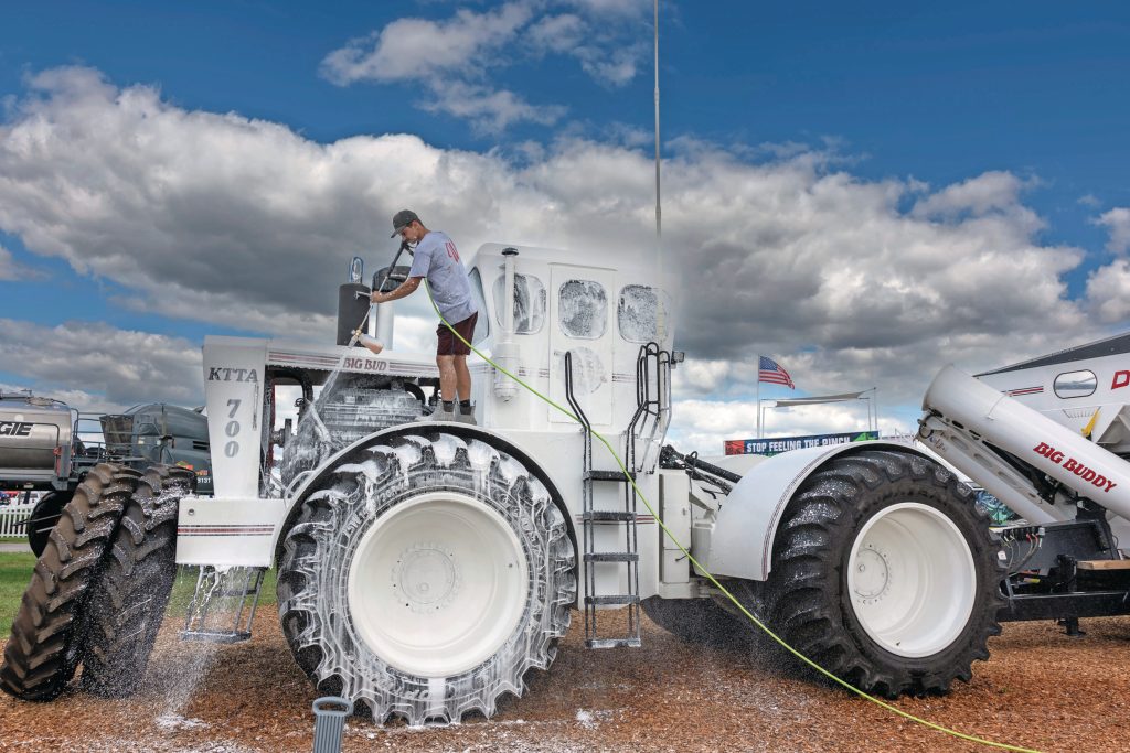 Voor het schoonmaken van de Big Bud was een speciaal team gearriveerd. Niet overdreven: de trekker had een reis van 2.470 kilometer gemaakt op een dieplader.