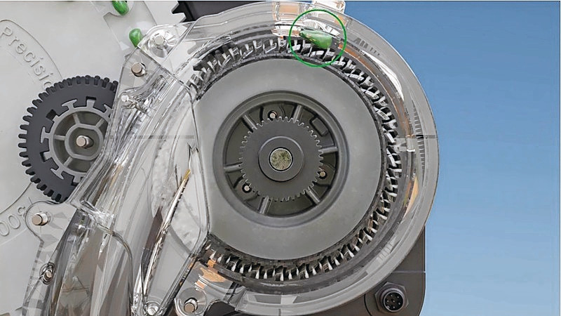 De spiraalvormige ArrowTube-geleidingsbuis werkt als een glijbaan voor zaden en zorgt ervoor dat elke maïskorrel stabiel en met de punt naar beneden in de zaaivoor terechtkomt.