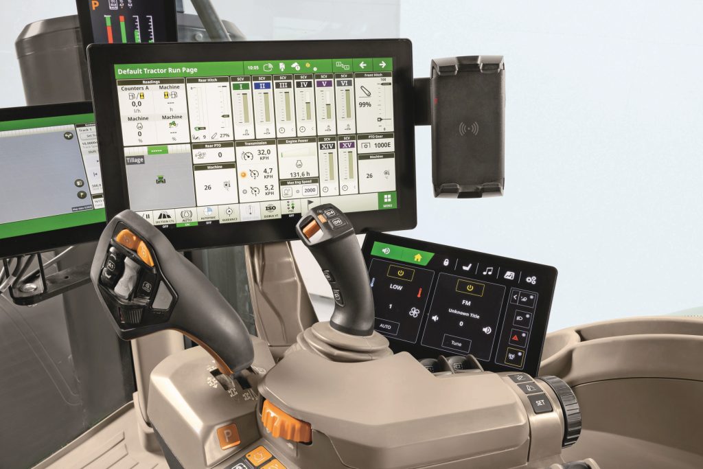 Een blik op de nieuwe armleuning. Bijzonder is dat er, naast het bekende touchscreenbeeldscherm, een extra, kleiner scherm is waarop je de elektrisch verstelbare stoel, de klimaatregeling en de radio kunt instellen. Ook in het plafond zit het reeds bekende touchscreen bedieningssysteem voor onder andere de radio.