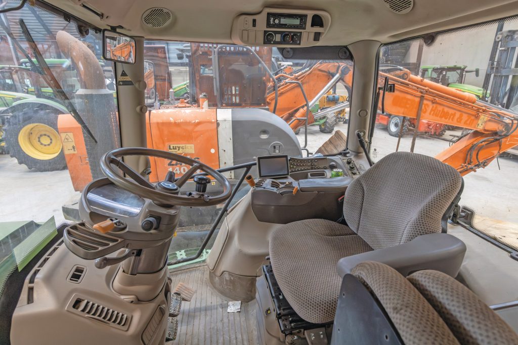 De cabine is zelfs naar de huidige maatstaven ruim, stil en comfortabel. Het beeldscherm is ingehaald door de tijd. Het is klein en wordt soms als langzaam ervaren. De grote deur sluit moeizaam.