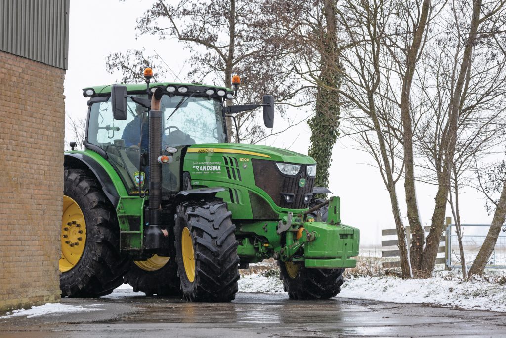 De John Deere 6210 R waarmee Sible Nauta rijdt, heeft nu ruim 13.500 uur op de teller. Jarenlang stond de trekker vooral voor een sleepslangbemester. Nu wordt-ie voor van alles gebruikt.