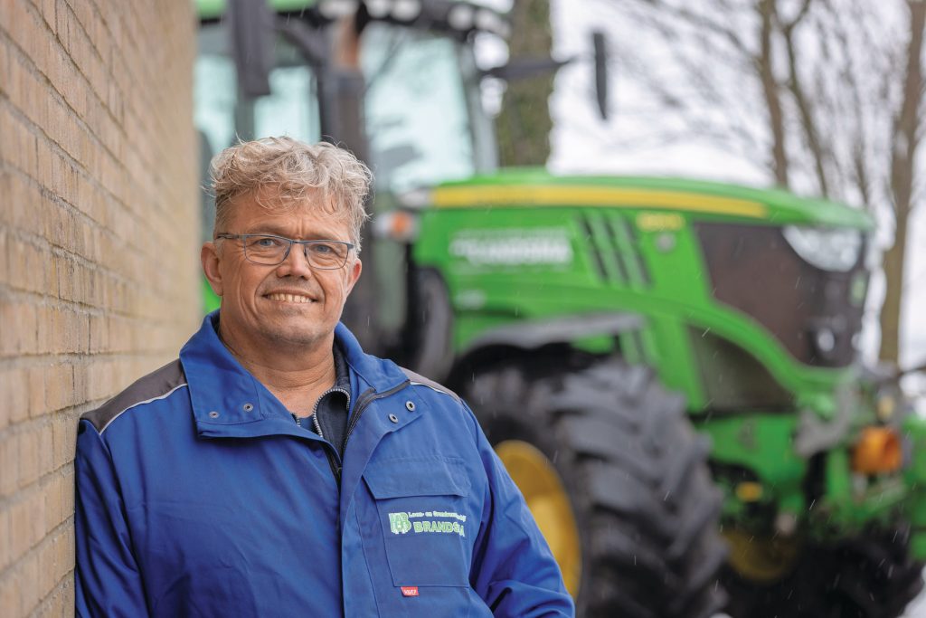 Sible Nauta (54), loonwerker in Wolsum (Fr.): “De John Deere 6210 R is nog steeds een erg fijne trekker. Lekker eenvoudige bediening, ruime cabine. De grote deur is jammer, die krijg je amper dicht.”