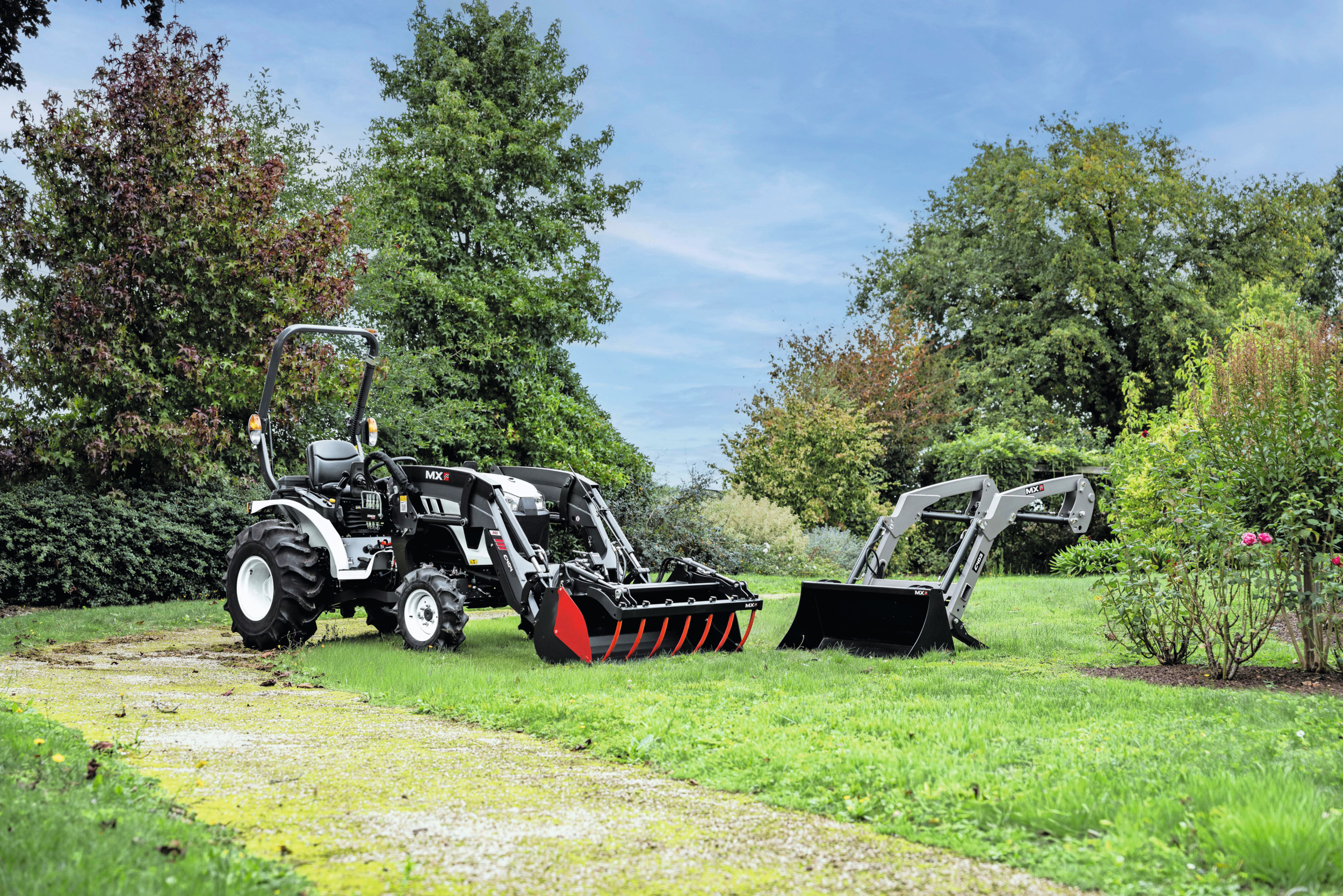 De Franse machinefabrikant MX introduceert een nieuwe serie voorladers voor compacttrekkers. De C400-serie is iets lichter en kleiner en beschikt over een euro-aankoppelframe. Foto: Reesink Handling