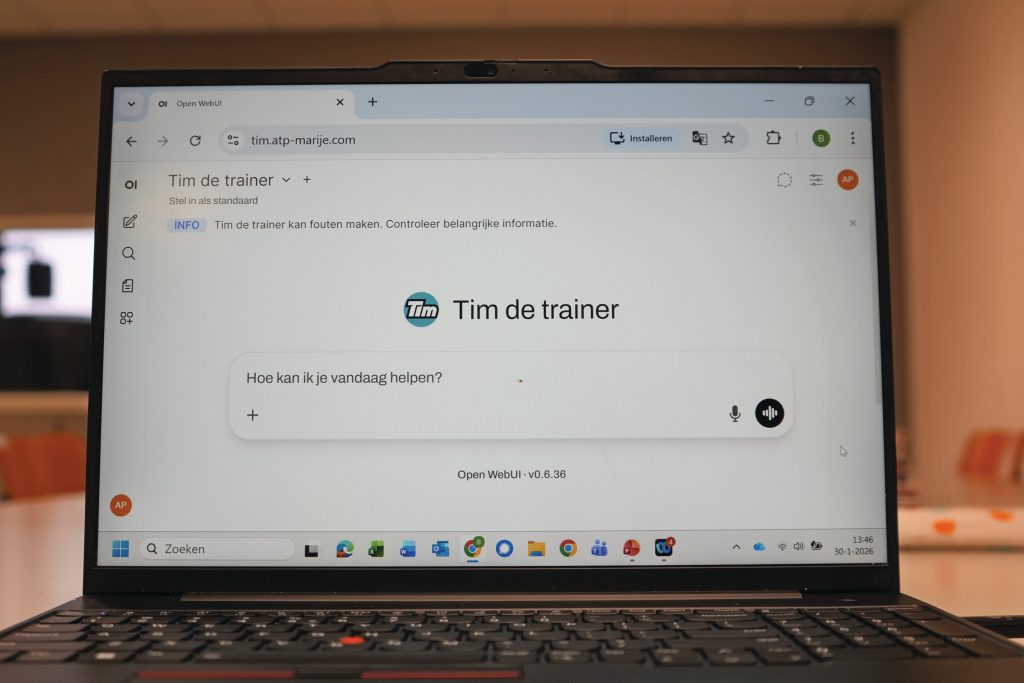 De chatbot, Marije genaamd, lijkt voor de gebruiker erg op de bekende chatbots van Google en ChatGPT. Achter de schermen draait Marije op het algoritme van Google's Gemini chatbot en is ze speciaal getraind op de technische boeken die Tech in Motion publiceert.