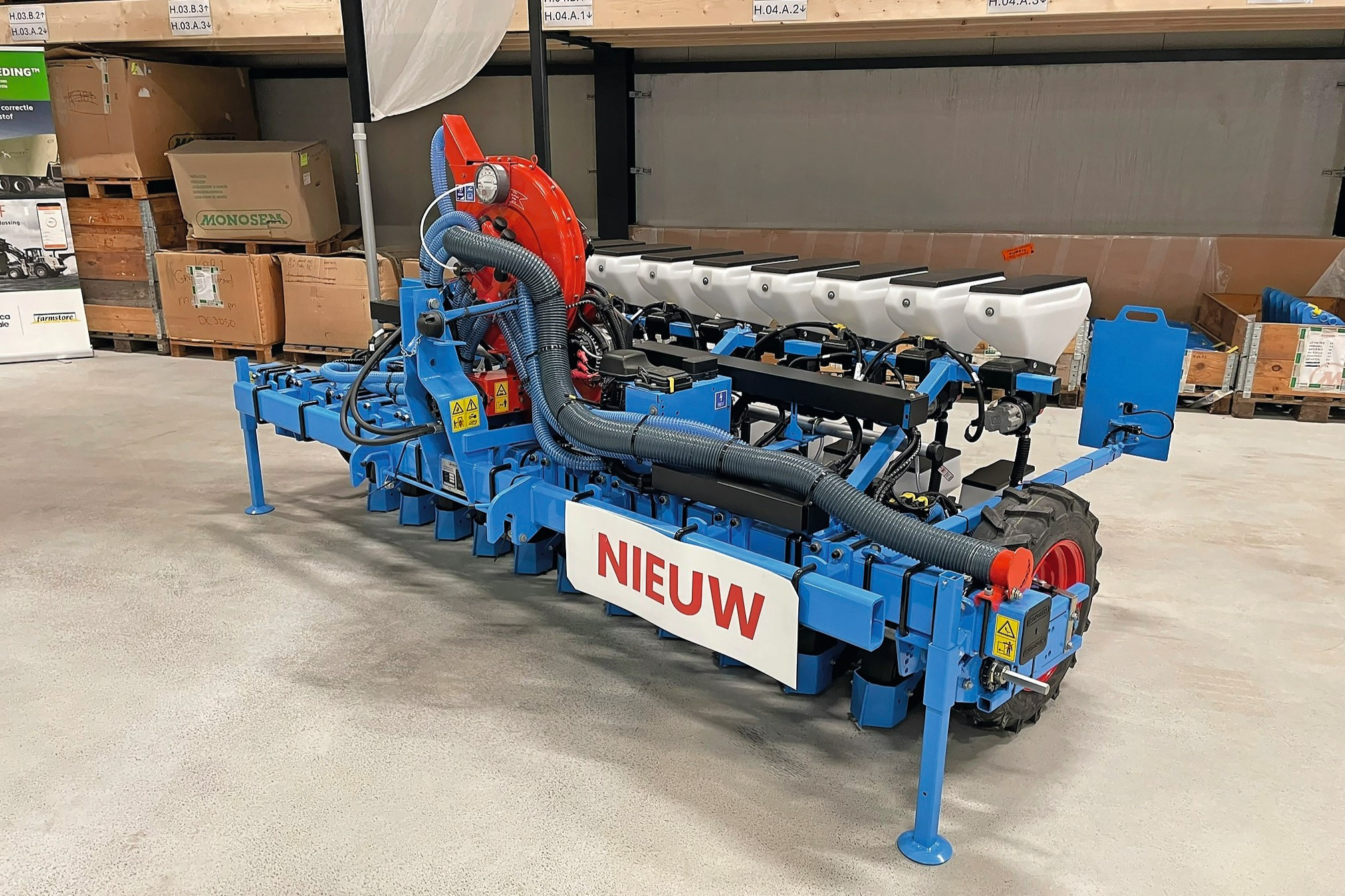 Het eerste exemplaar van de MS Electron was te zien op de open dag van Monosem-importeur Farmstore op diens nieuwe locatie in Haps (N.-Br.). Het is een 11-rijige machine op 3 meter, voorzien van granulaatstrooiers. Foto’s: Bas van Hattum