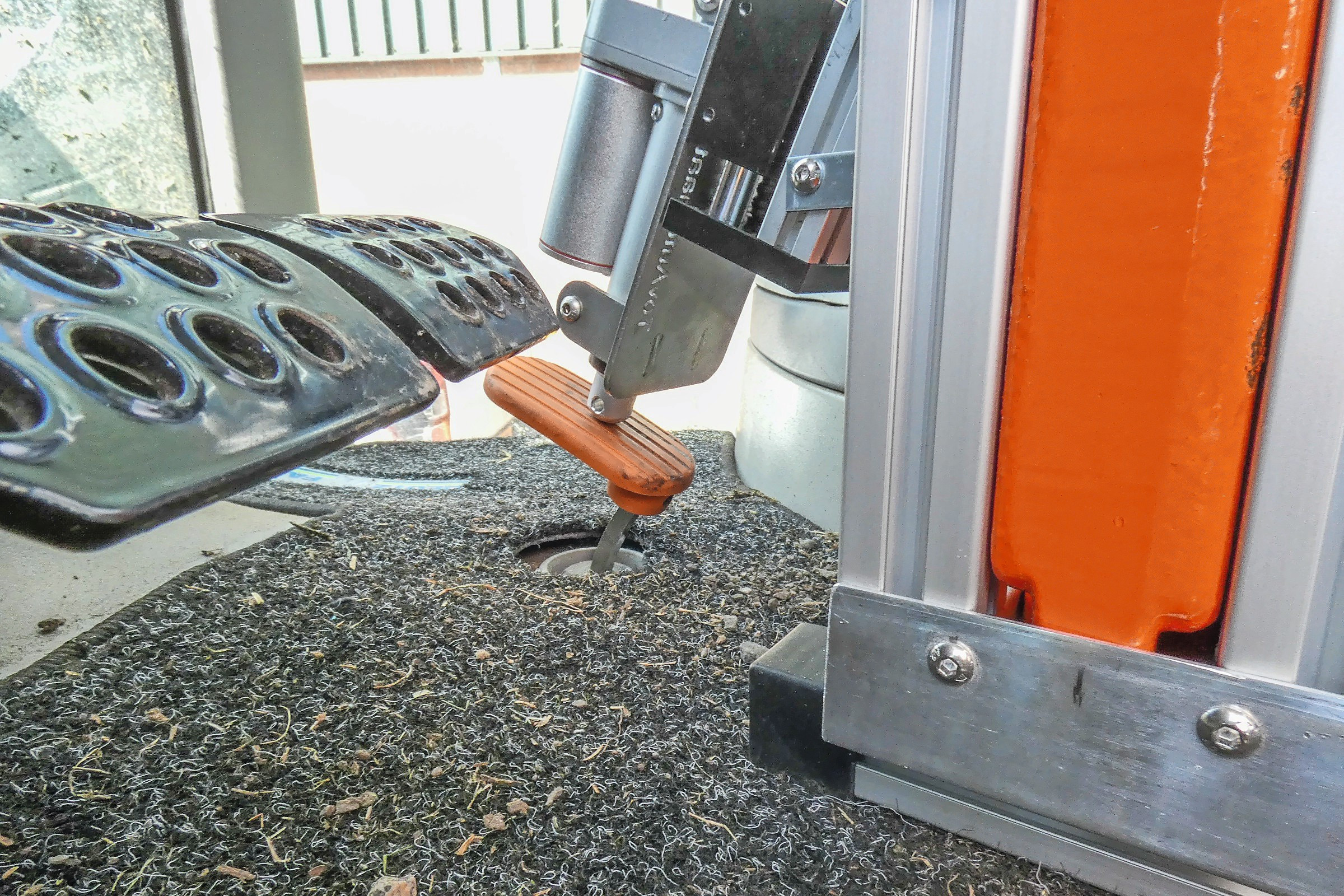 De TovAutomaat is een afstandsbediening voor het indrukken van het gaspedaal. Dat is vooral handig tijdens het sleepslangen: je kunt dan de pompdruk regelen vanuit de trekker met bemester. Foto's: Verkerk Techniek