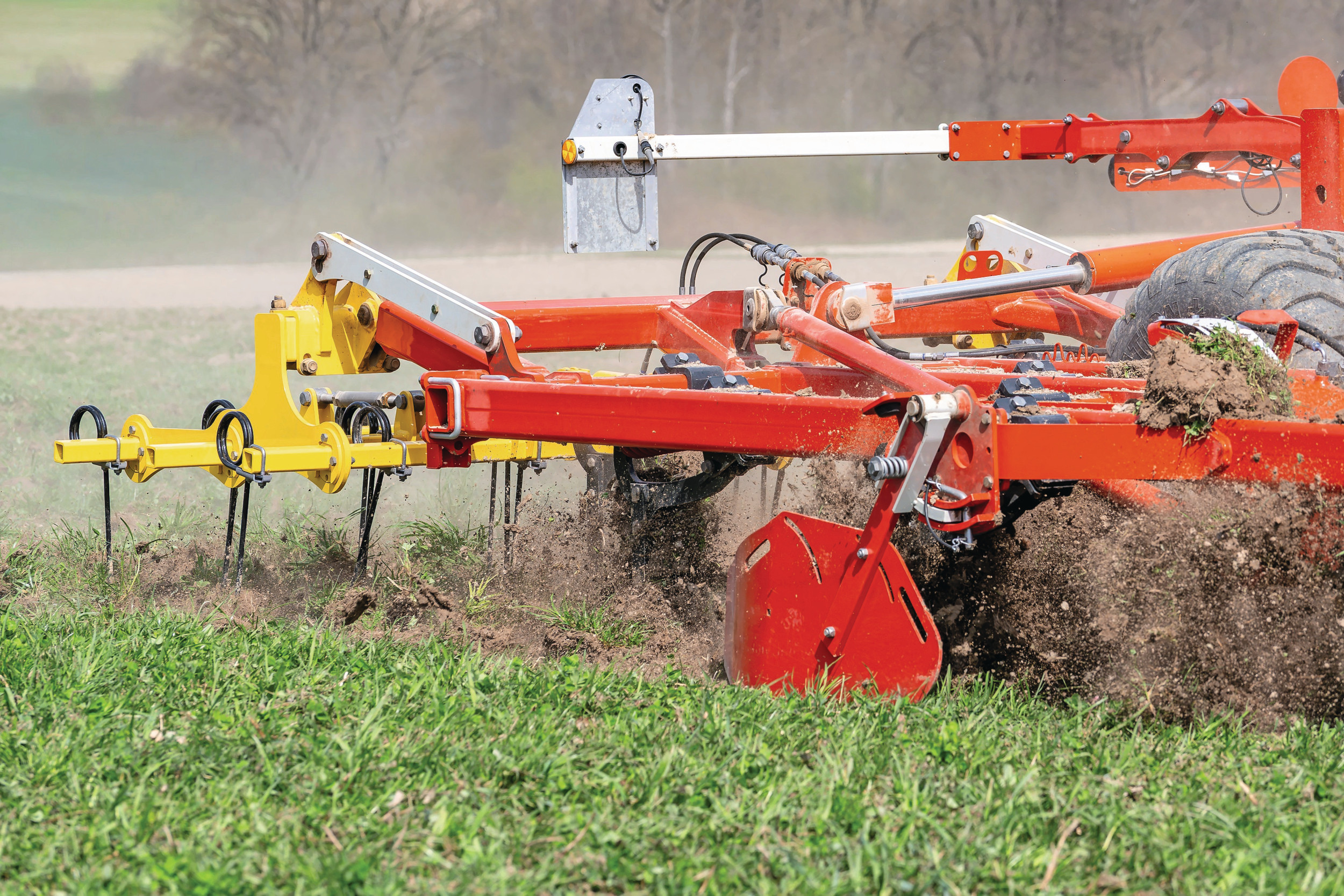 Pöttinger monteert de egtanden van de Plano-cultivator aan de achterzijde van de machine op de plek waar normaliter een aandrukrol zit. De tanden laten de grond open liggen, zodat wortels van onkruiden sneller indrogen. Foto: Pöttinger
