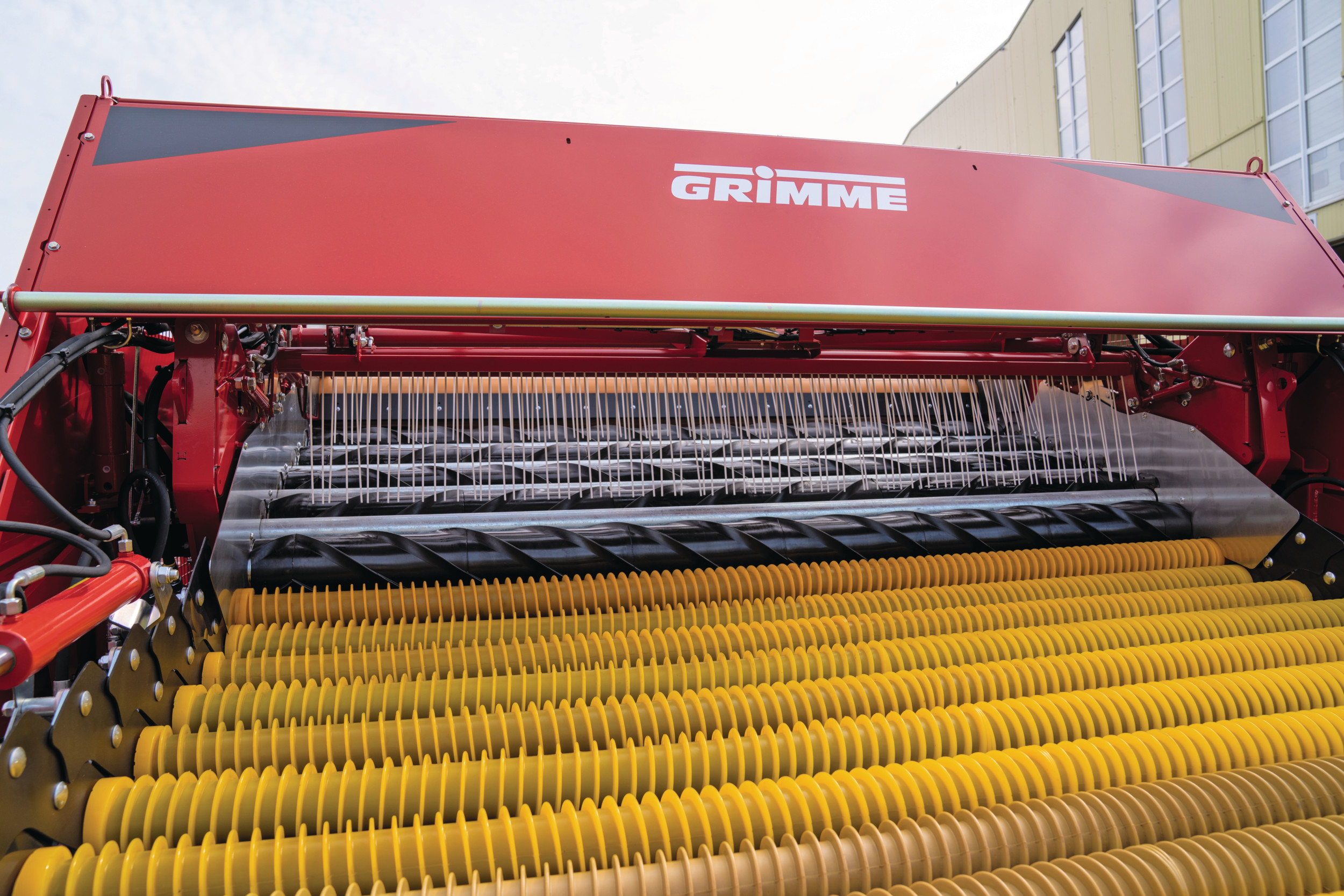 De Duitse machinefabrikant Grimme levert de Multisep-rollenset nu ook als optie op de stortbak. De rollenset, de achterste set op de foto, bestaat uit vier rollenparen, elk met een segmentrol en een gladde stalen rol. Foto: Grimme