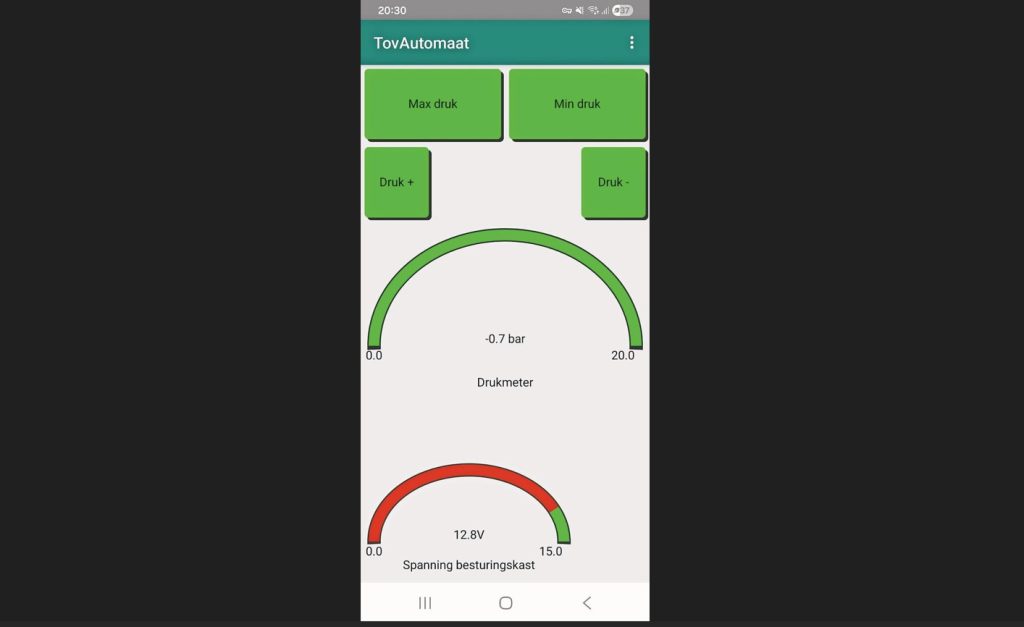 De afstandsbediening werkt met een 12 volt-aansluiting. De bediening gaat via een app op een smartphone.