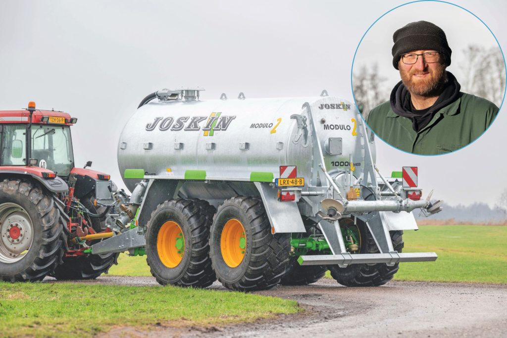 De Joskin Modulo 2, voorzien van een meelopend gestuurd tandemonderstel, van Durk Piersma, eigenaar van biologisch melkveebedrijf Piersma in Koufurderrige (Fr.).