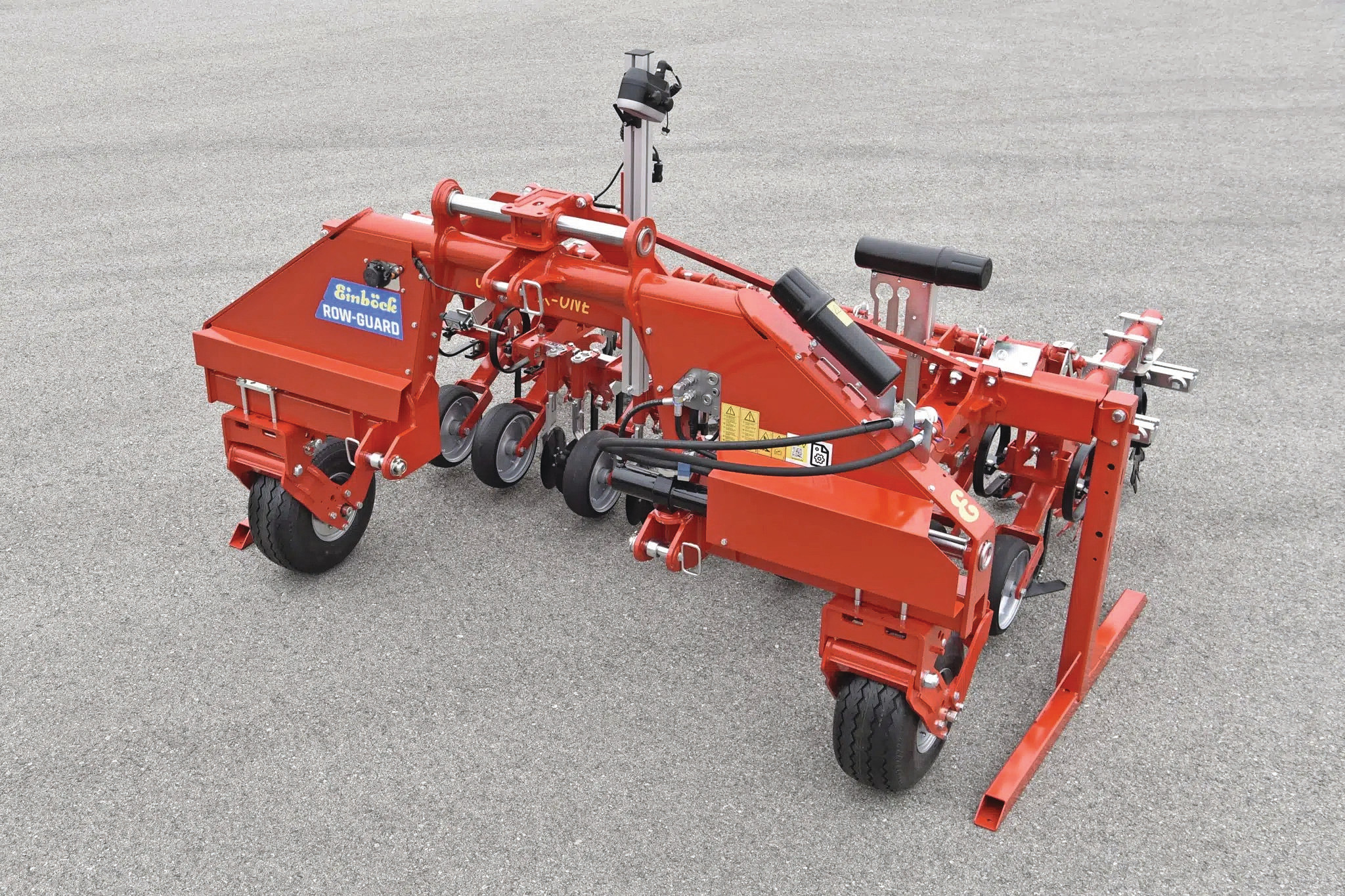 De Einböck Row-Guard 380 heeft een camera midden achter de trekker. Mede daarom is de sideshiftbok geschikt voor schoffels met een werkbreedte van 3 meter. Foto: Einböck