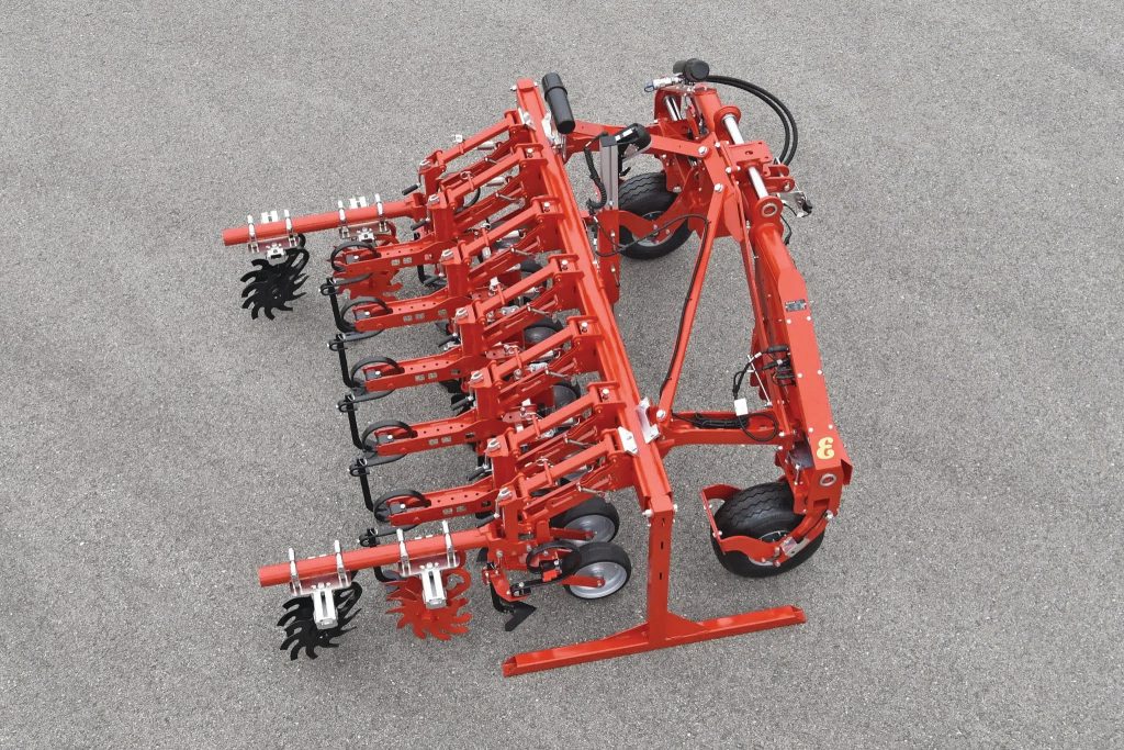 Er zit 75 cm ruimte tussen de hefkogels en de schoffelelementen. Daardoor past de camera ertussenin.