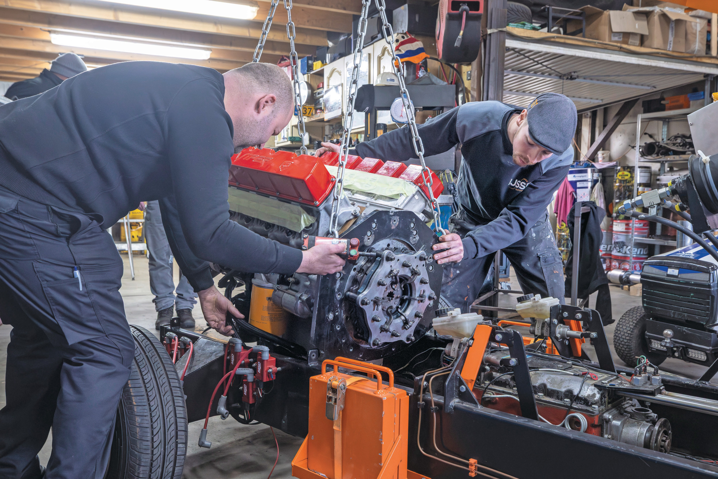 Marcel Waninge (l.) van tractorpullingteam Mien Masjien en Patrick van 't Ende van team Dutch Viper delen samen een loods. Ze passen de Viper-motor in het chassis, na een update aan het smeersysteem.Foto’s: Koos Groenewold