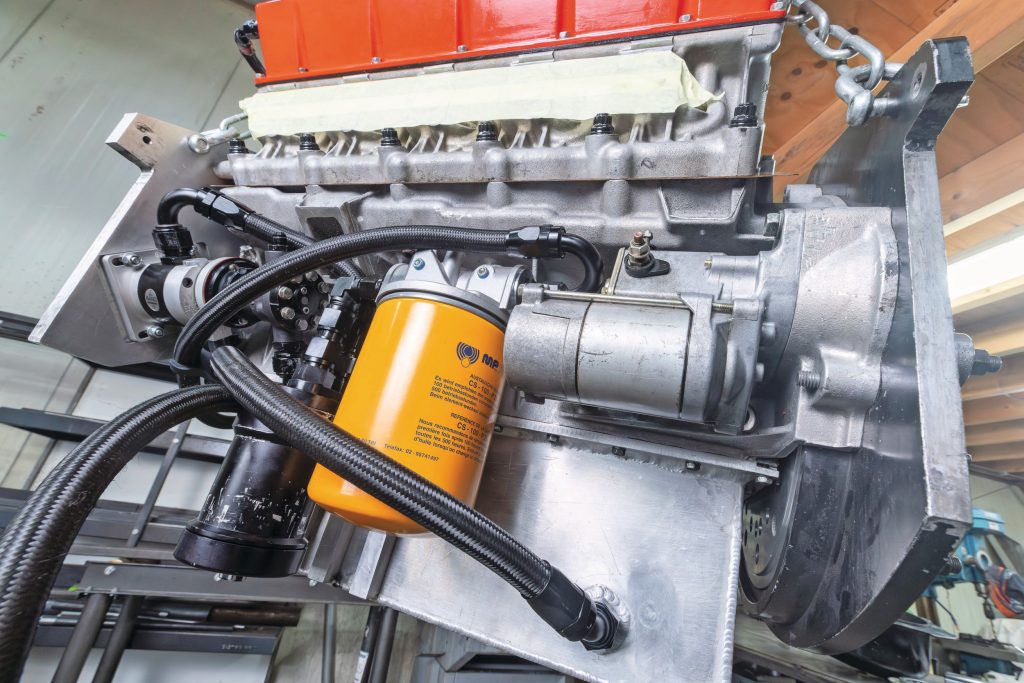 Vanwege lagerschade, veroorzaakt door slijpsel in de olie, kreeg de Dodge V10 een extra fijnfilter in het smeersysteem. Het filter is afkomstig uit de hydrauliekwereld.