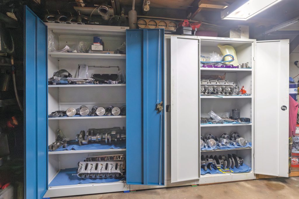 Motoronderdelen liggen netjes gerangschikt in de kast. De rechter kast bevat onderdelen voor de oude Big Block van Mien Masjien, de linker van de nieuwe LS1.