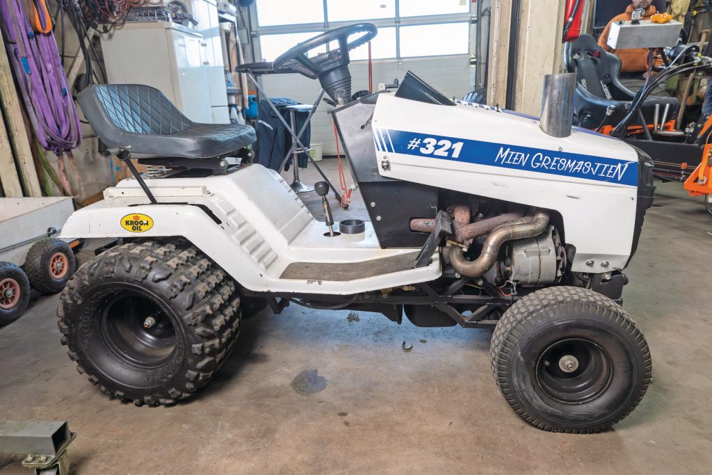 Van de Opel Kadett City gebruikte Patrick alleen de body. De motor en versnellingsbak vormen, samen met een ingekorte BMW-achteras, de basis van Mien Gresmasjien.