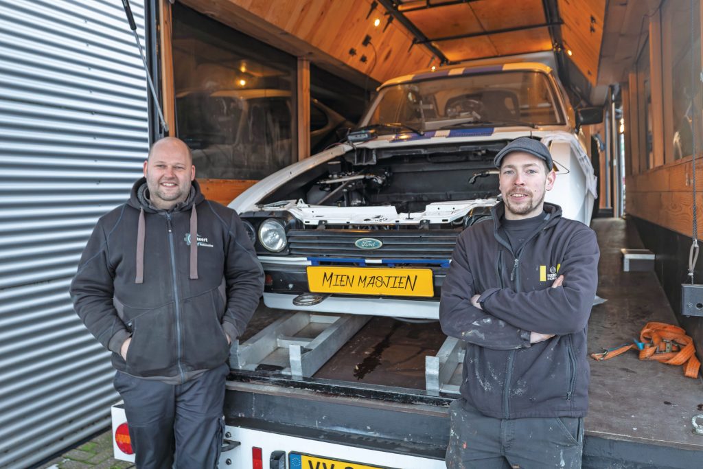 Marcel Waninge (links) en Patrick van 't Ende voor Mien Masjien, die zonder motor opgeslagen staat in de bus waarmee het team de wedstrijden bezoekt.